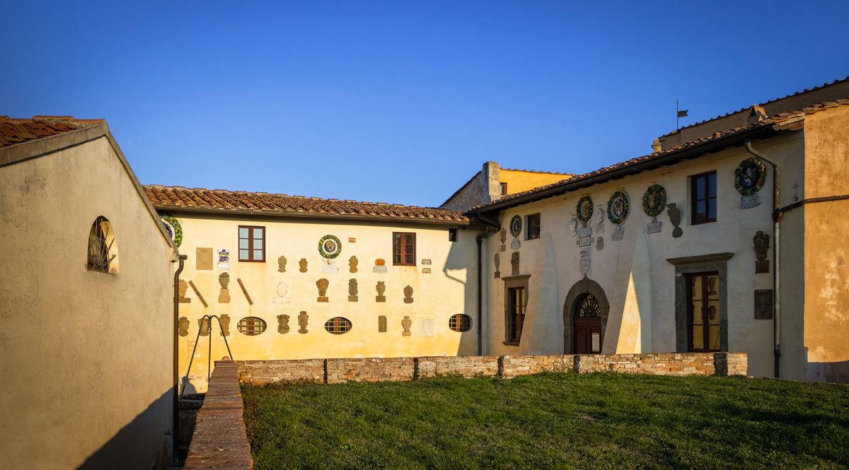 Lari, interno cortile Castello dei Vicari